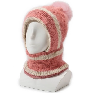 Détail de la texture en tricot de la cagoule rayée rose et beige avec pompon en fourrure