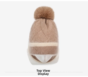 Vue de dessus d'un bonnet en tricot camel épais avec pompon en fourrure et rayures
