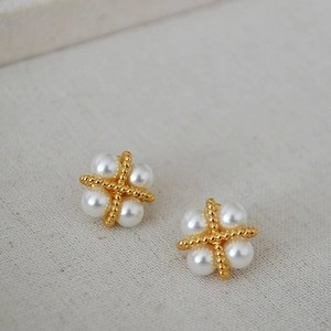 Boucles d'oreilles élégantes trèfle en perles blanches et monture dorée au design minimaliste