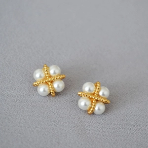 Boucles d'oreilles élégantes trèfle à quatre feuilles en laiton doré et perles blanches