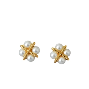 Élégantes boucles d'oreilles trèfle en perles et laiton doré sur fond blanc pur
