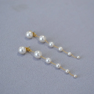 Elegant 925 silver needle drop earrings with gradient pearls and golden chain tassels