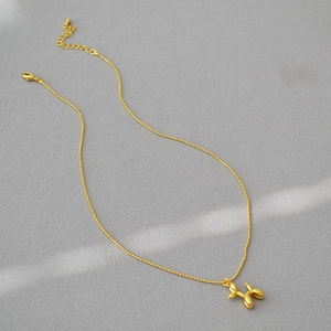 Collier élégant doré avec pendentif chien ballon, chaîne à billes et fermoir mousqueton
