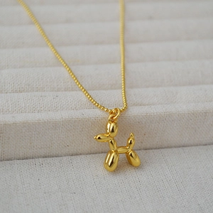 Collier élégant en laiton doré avec pendentif chien ballon poli sur une chaîne à billes