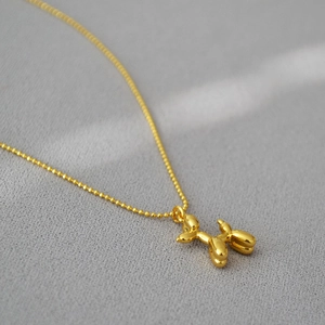 Détail du collier pendentif chien ballon doré brillant avec chaîne à billes