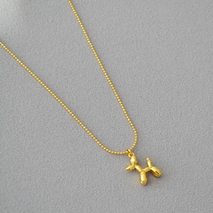 Collier avec pendentif chien ballon doré poli sur chaîne à billes minimaliste