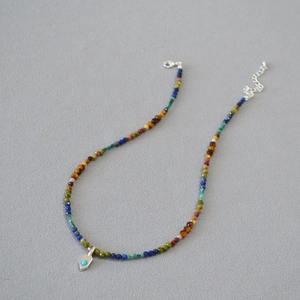 Collier de perles multicolores avec pendentif turquoise et fermoir mousqueton argenté ajustable