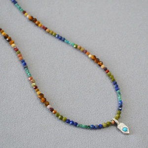 Collier de perles multicolores style bohème avec pendentif soleil en turquoise