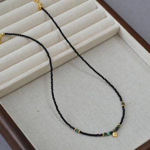 Detail der Perlenkette mit schwarzem Spinell, Türkis und goldenem Herzanhänger