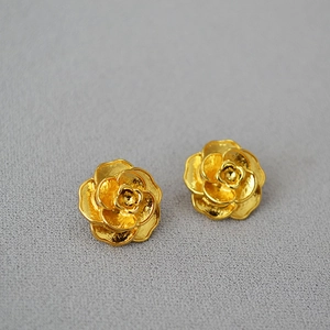 Boucles d'oreilles camélia 3D vintage en laiton plaqué or avec pétales superposés