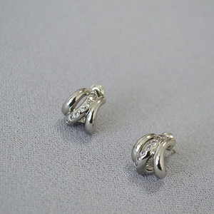 Boucles d'oreilles incurvées en argent avec pierres serties, vue sous un angle de 45°