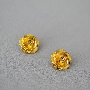 Boucles d'oreilles vintage en forme de rose camélia dorée avec finition brossée