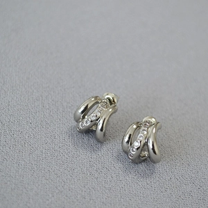 Vue détaillée de boucles d'oreilles argentées à triple anneau avec micro-pavage de zircon