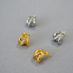Détails de boucles d'oreilles torsadées multicouches avec zircons blancs en or et argent