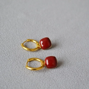 Boucles d'oreilles minimalistes émaillées rouges carrées avec anneaux dorés polis élégants