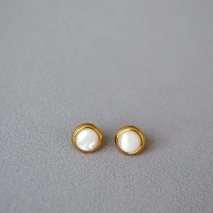 Puces d'oreilles rondes en nacre et laiton doré avec tiges en argent 925 style rétro