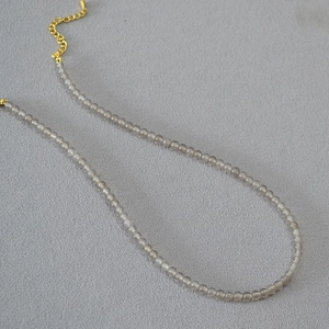 Détails de perles en agate grise translucide avec fermoir doré réglable élégant