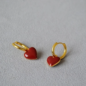 Boucles d'oreilles minimalistes cœur émail rouge avec créoles plaquées or