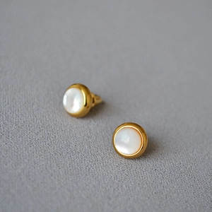 Boucles d'oreilles minimalistes vintage en laiton doré et nacre ronde pour femmes