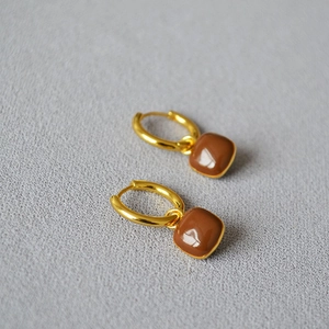 Créoles dorées vintage minimalistes avec pendentifs carrés en émail rouge foncé