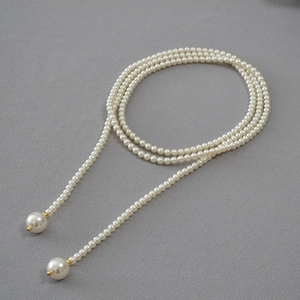 Vue détaillée du long collier de perles multicouche avec élégantes perles à calotte dorée