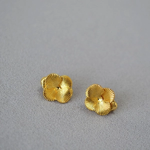 Eleganti orecchini a lobo a quadrifoglio 3D in oro radioso con texture spazzolata