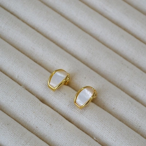 Orecchini a perno minimalisti in madreperla placcati oro con ago in argento 925