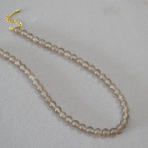 Collier en perles d'agate gris fumé avec chaîne dorée réglable et pendentif goutte d'eau