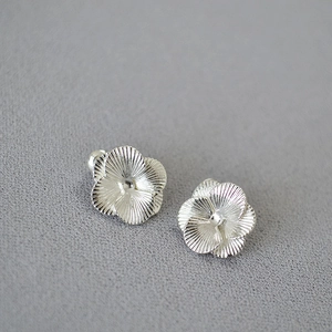 Macro di orecchini a forma di viola d'argento con fine trama di metallo plissettato