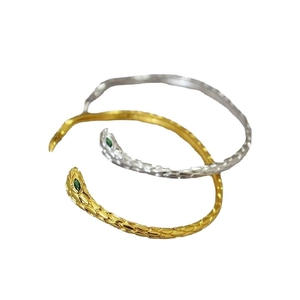 Bracciali a serpente minimalisti in oro e argento con occhi in gemma verde e squame