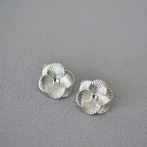 Orecchini a lobo a fiore in argento 3D con trama radiale e perla centrale