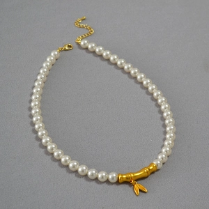 Collier Pendentif Vintage en Laiton Plaqué Or Forme Bambou Avec Chaîne de Künstliche Perles de Culture et Accents de Feuilles Bijoux Femme