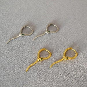 Boucles d'Oreilles Créoles en Laiton Plaqué Or en Forme de Serpent pour Femmes Yeux en Zirconia Vert Texture d'Écailles Bijoux