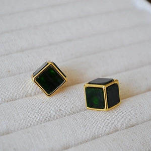 Orecchini a perno geometrici quadrati verde smeraldo con finiture in metallo oro