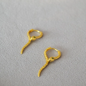 Boucles d'oreilles serpent dorées élégantes avec yeux en gemme verte et écailles