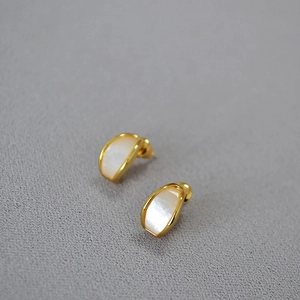 Orecchini a Bottone ad Arco in Ottone Placcato Oro con Madreperla per Donna con Perno in Argento Sterling 925 Gioielli Semplici