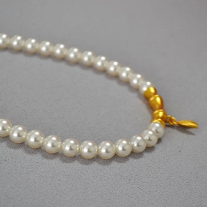 Collier vintage en laiton doré style bambou avec perles blanches et pendentif cœur