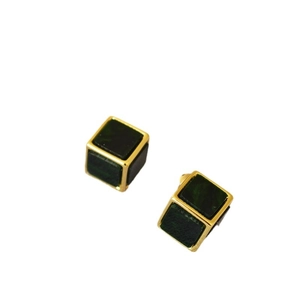 Orecchini a perno geometrici minimalisti in oro con inserto verde scuro a cubetto
