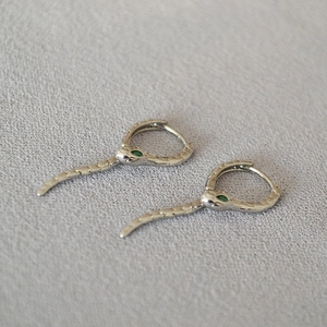 Boucles d'oreilles serpent en argent avec yeux en cristal vert et écailles texturées
