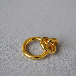 Minimalist double interlocking rings in gold-plated brass with a polished finish