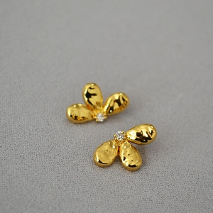 Boucles d'oreilles fleurs dorées 3D style français avec texture martelée et zircon