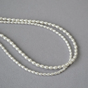 Gros plan détaillé montrant des perles de riz blanches à double couche au lustre doux