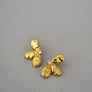 Boucles d'oreilles fleurs dorées à trois pétales avec centre en zircon étincelant