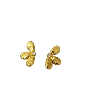 Boucles d'oreilles fleur dorée style français avec pétales martelés et cristal