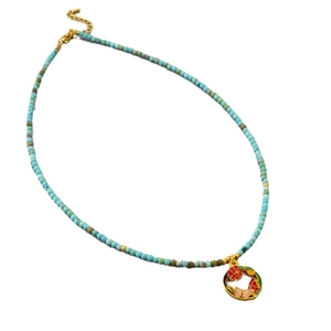 Collier artisanal en perles turquoise avec perles d'or et pendentif émail fleuri