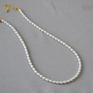 Collier de perles élégant de style français avec perles blanches et fermoir doré
