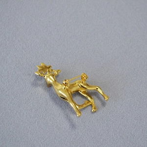 Detailansicht der Rückseite der goldenen Elchbrosche mit dem Sicherheitsnadelverschluss