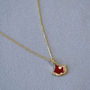 Collier Pendentif Feuille de Ginkgo en Émail Rouge Vintage Cuivre Plaqué Or Strass Bijoux de Style Littéraire pour Femme
