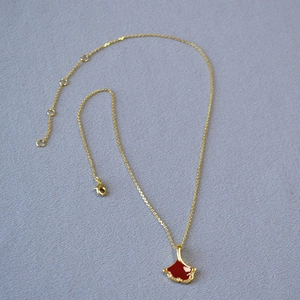 Collier avec pendentif feuille de ginkgo en laiton doré, émail rouge et petits cristaux
