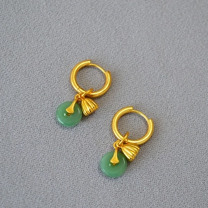 Créoles dorées de style chinois avec boucles en jade vert et pendentifs en forme de lotus